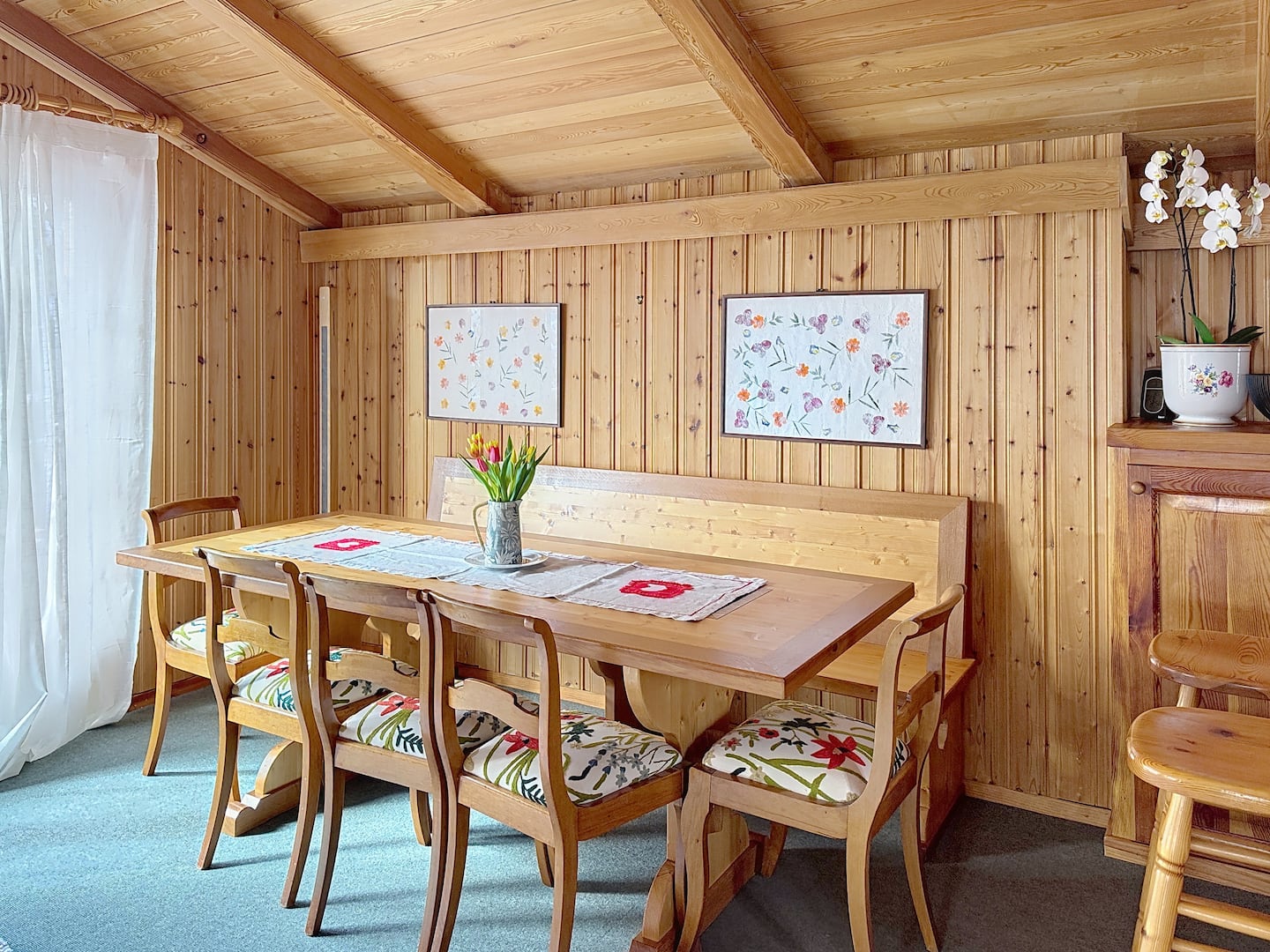 Dining area at the Hameau chalet