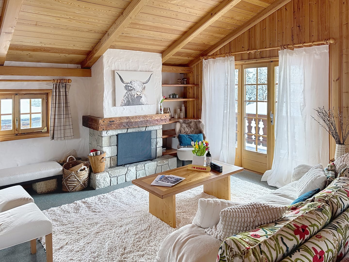 Living room with open fireplace at the Hameau chalet